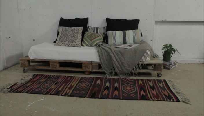 Двухместный диван из палет