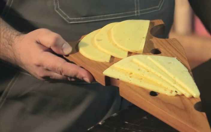 Сервировочная доска в виде сырного ломтика