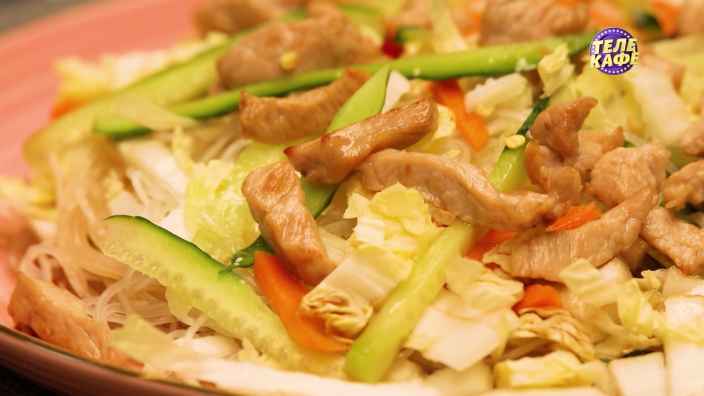 Слоёный салат с фунчозой и овощами