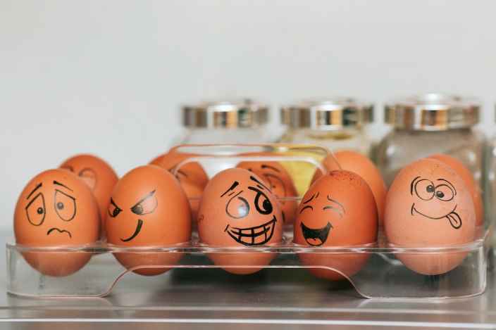 Что происходит с яйцами в холодильнике