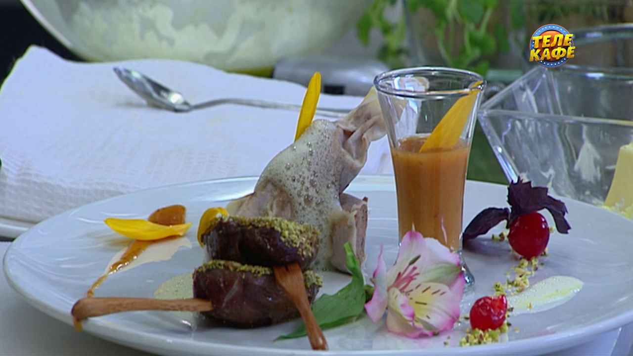 Эскимо из филе голубя с соусом из кориандра и голубиной конфетой