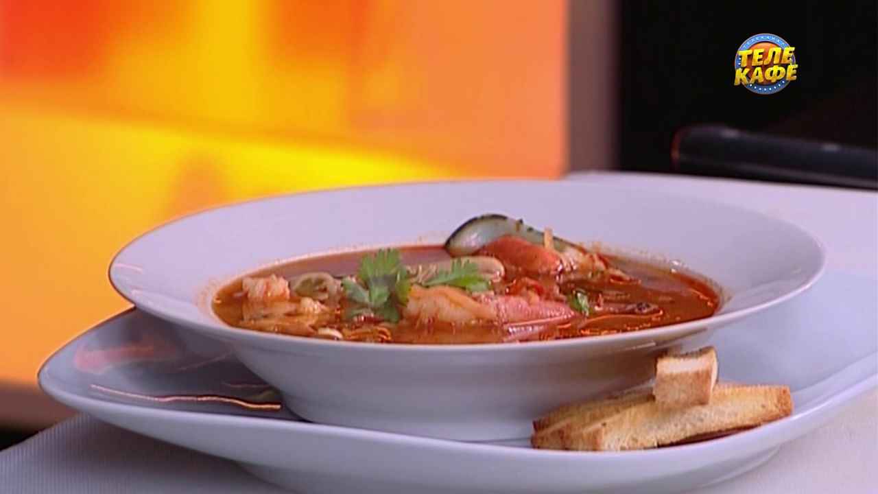 Рыбный томатный суп с баррамунди и морепродуктами