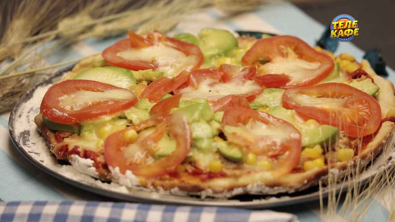 Домашняя пицца на сковороде с авокадо
