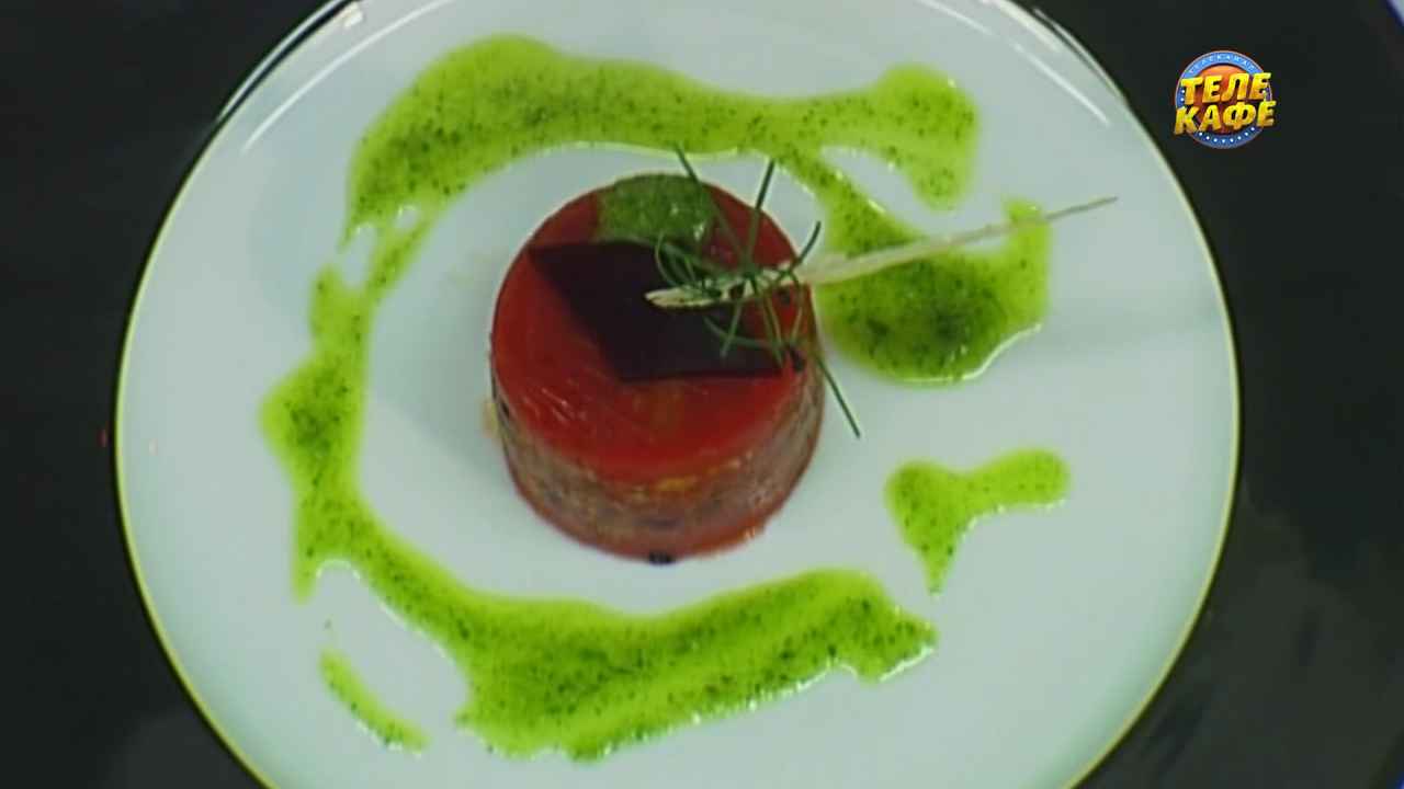 Овощной террин с томатным желе и чипсами из пармезана 