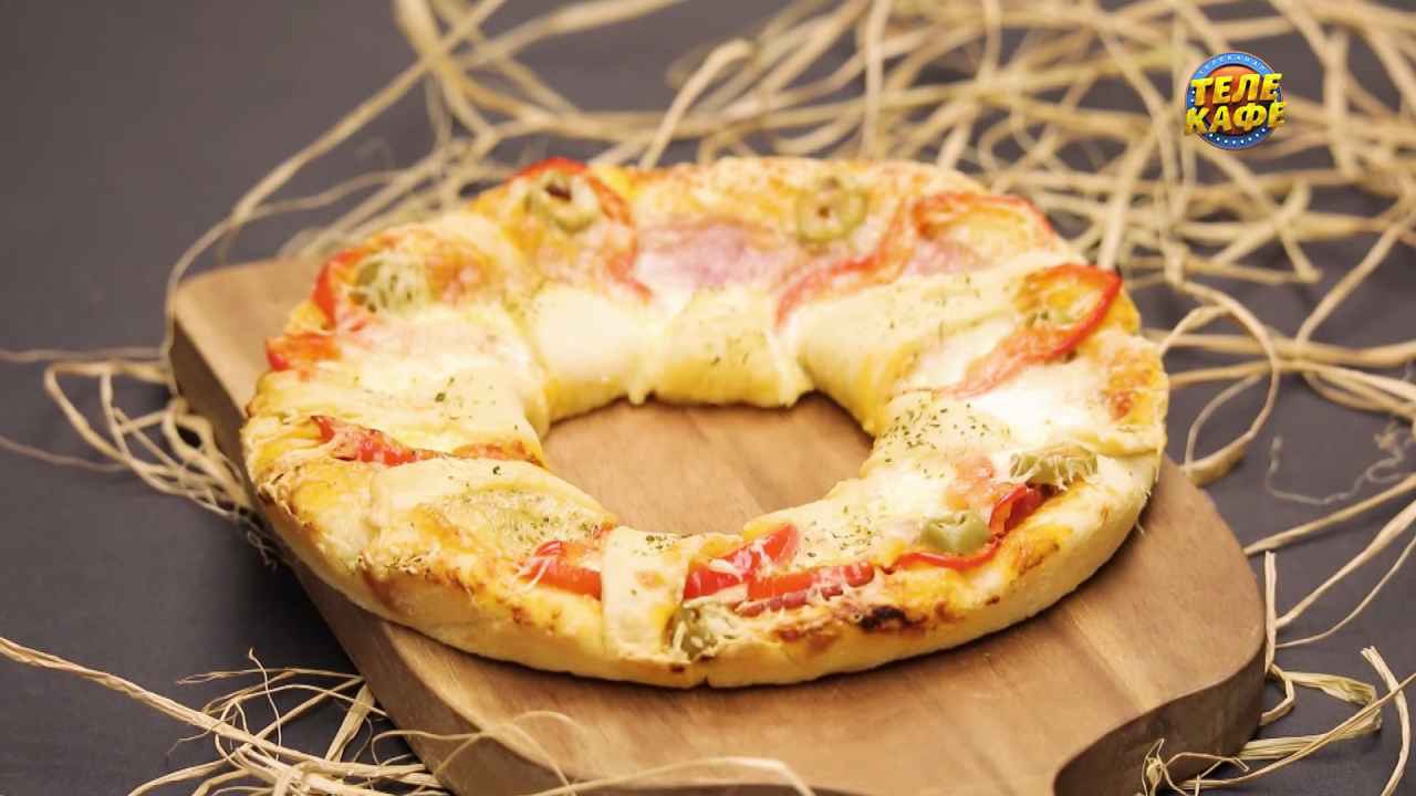 Пицца-кольцо с ветчиной, болгарским перцем и моцареллой