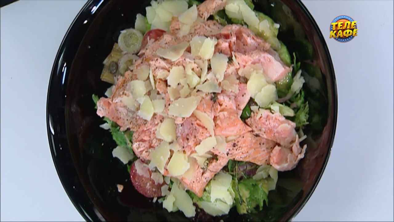 Тёплый салат с лососем, овощами и каперсами
