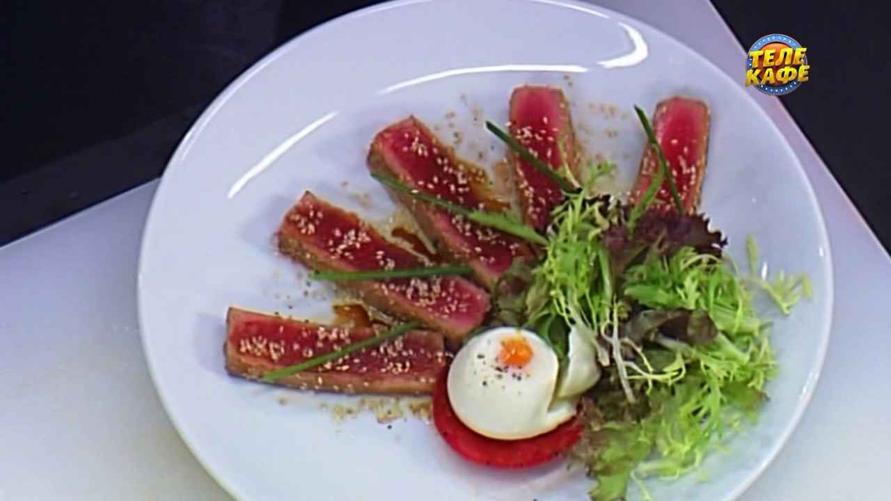 Салат с тунцом и яйцом пашот в азиатском стиле