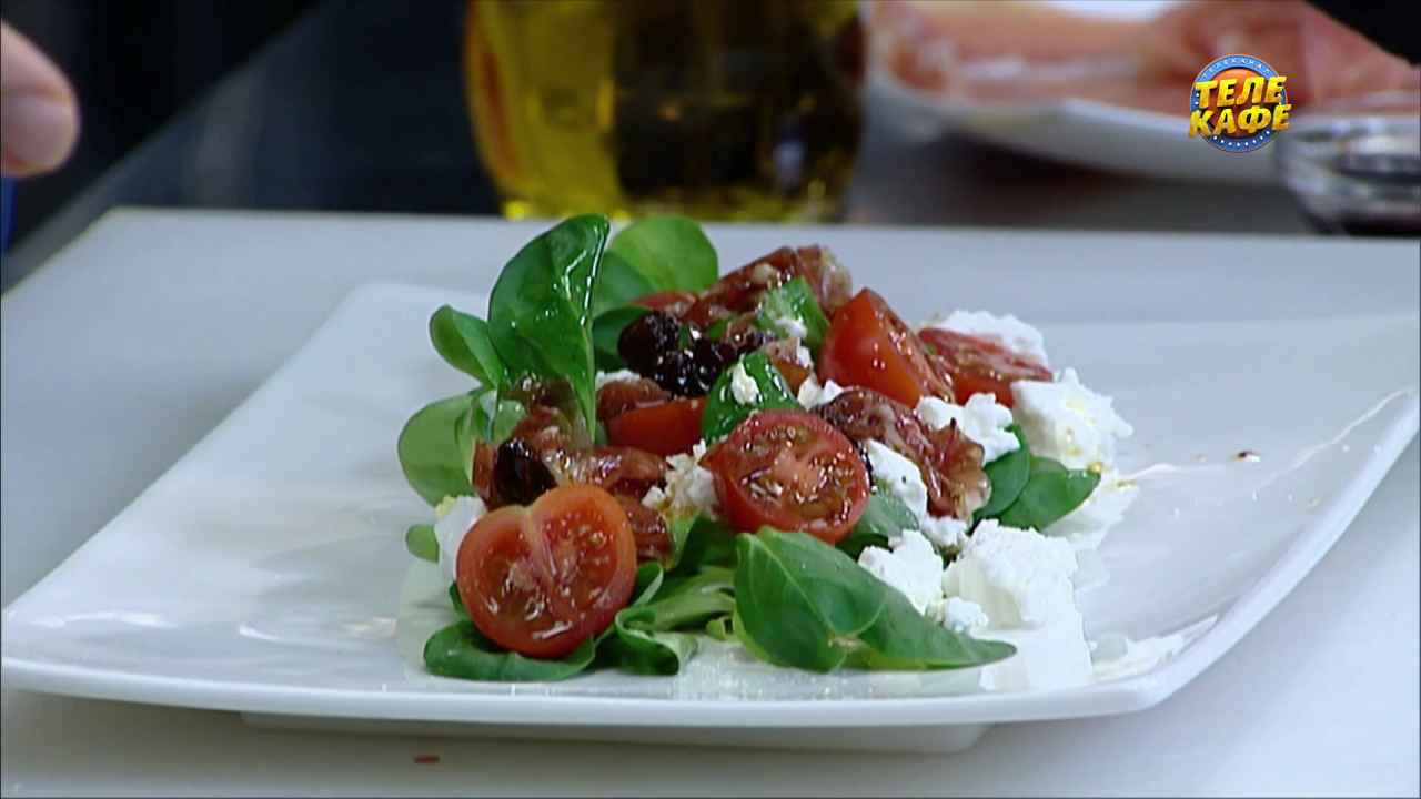 Салат корн с козьим сыром и заправкой из хамона
