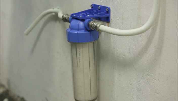 Замена фильтра в водопроводной системе