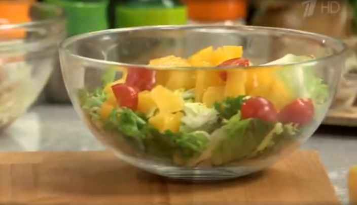 Салат с персиком и курицей