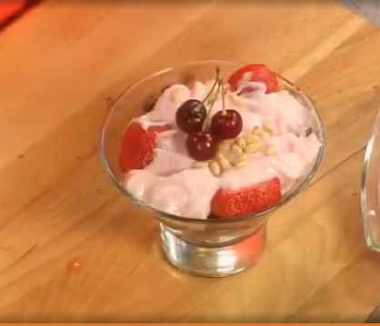 Слоёный десерт из йогурта с печеньем