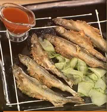 Мойва, фаршированная яйцом и зеленью