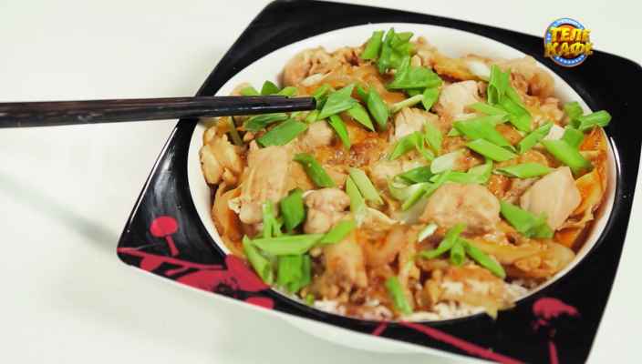 Оякодон: омлет с курицей, соевым соусом и зелёным луком