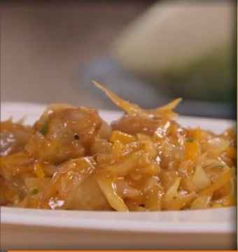 Свиная лопатка с тушёной капустой