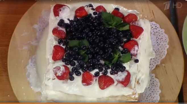 Торт со сгущённым молоком и ягодами