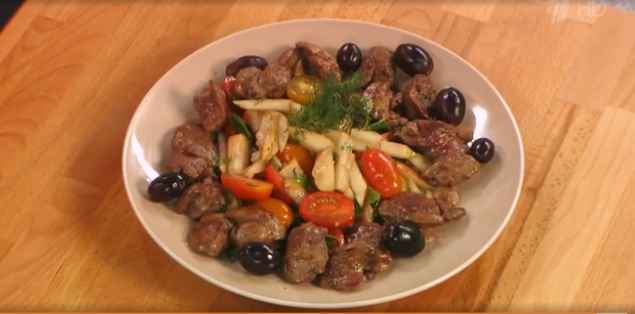 Салат из куриной печени с грушей