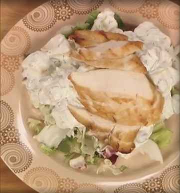 Тёплый салат с курицей и соусом из корнишонов
