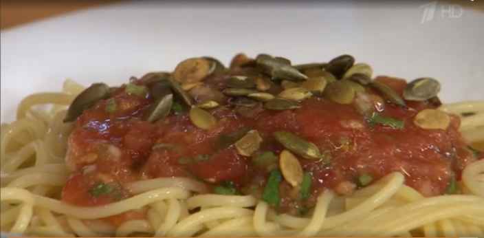 Спагетти с овощным соусом и тыквенными семечками