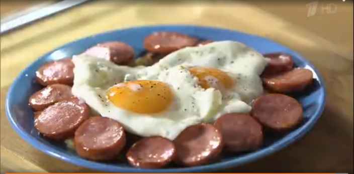 Яичница со шпикачками и картофелем
