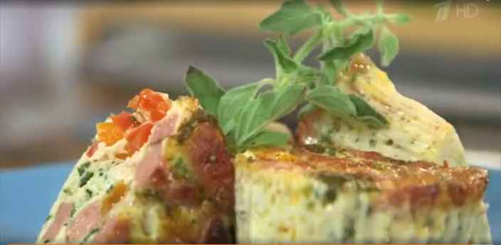 Яичные маффины с колбасой и сладким перцем