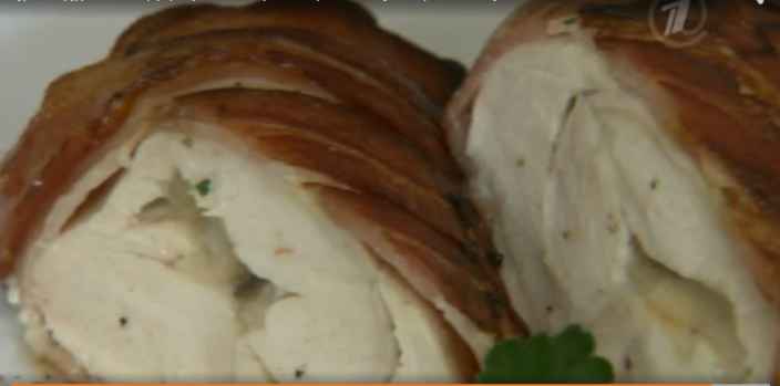 Куриная грудка в беконе, фаршированная сыром