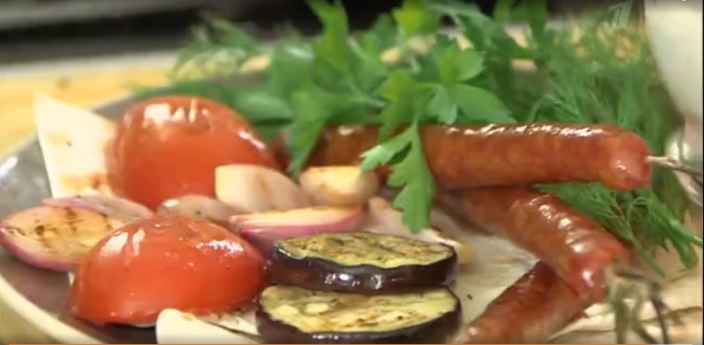 Охотничьи колбаски с розмарином и овощами