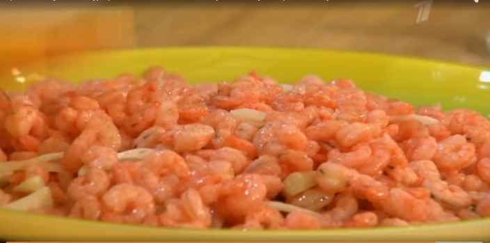 Креветки с соусом из йогурта, лимонного сока и кинзы