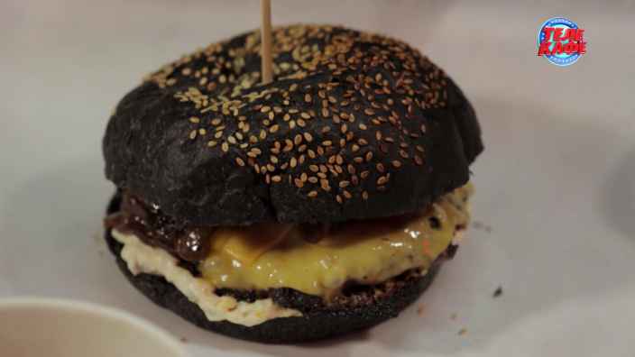 Чёрный бургер с карамелизированным луком и розмариновым айоли