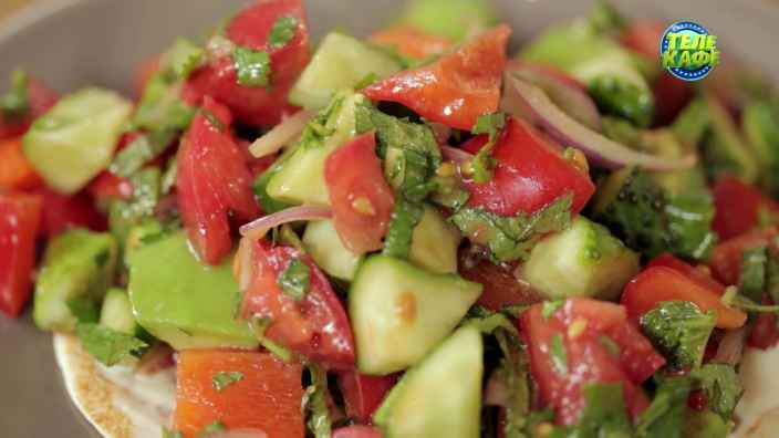 Салат из свежих овощей на хрустящей лепёшке