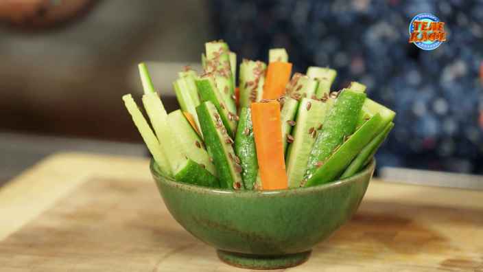 Крудите из свежих овощей с соусом тахини и семечками льна
