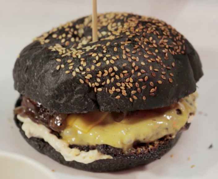 Чёрный бургер с карамелизированным луком и розмариновым айоли