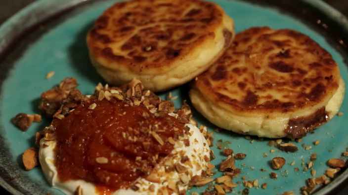 Сырники с шоколадом, тыквенным джемом и сметаной