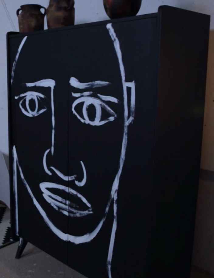 Шкаф чёрный с портретом