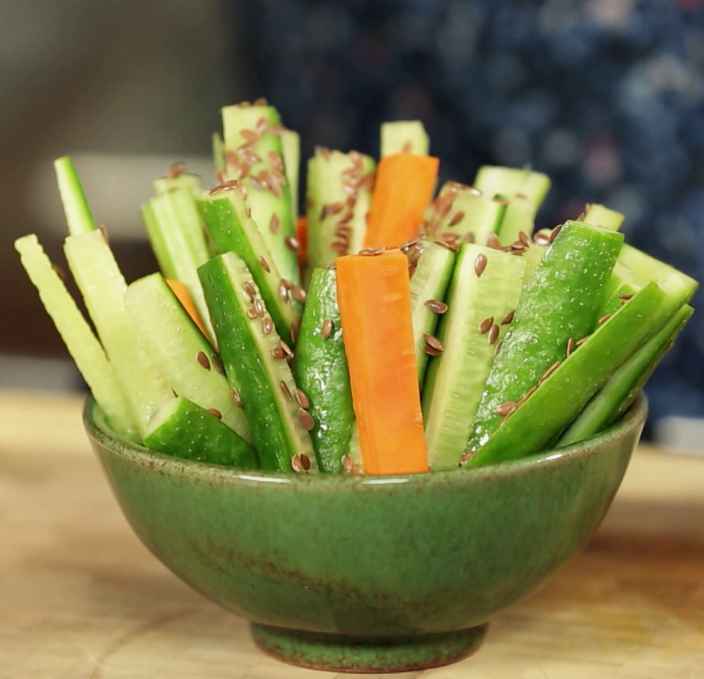 Крудите из свежих овощей с соусом тахини и семечками льна