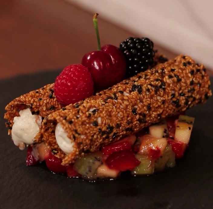 Каннеллони с кремом из маскарпоне и фруктовым салатом