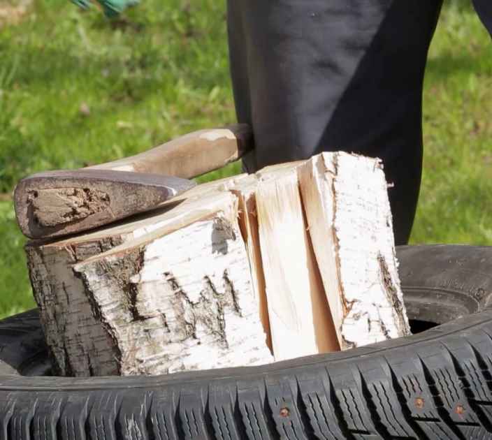 Как колоть дрова, чтобы они не разлетались в стороны: используем покрышки