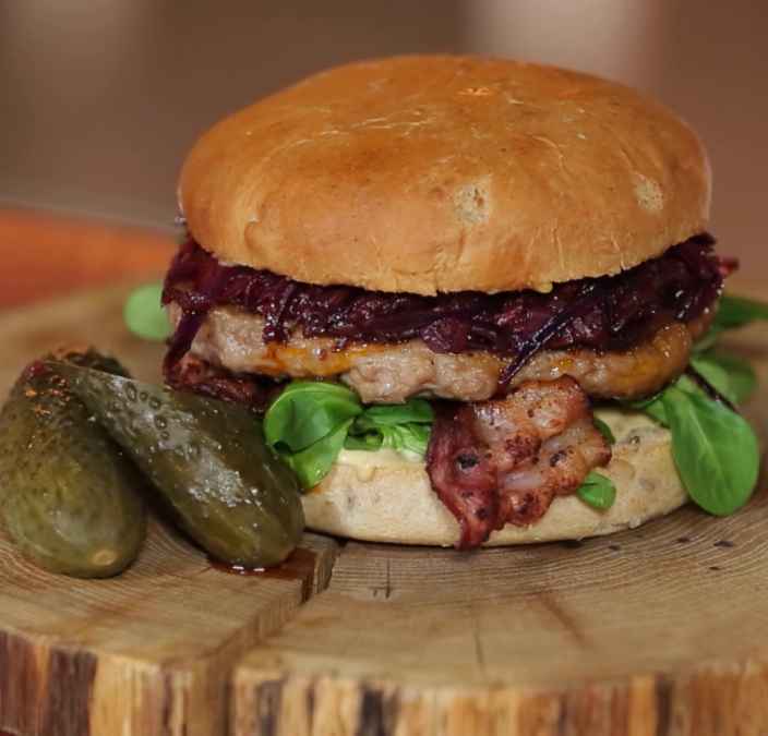 Бургер с тушёной капустой и свиной котлетой