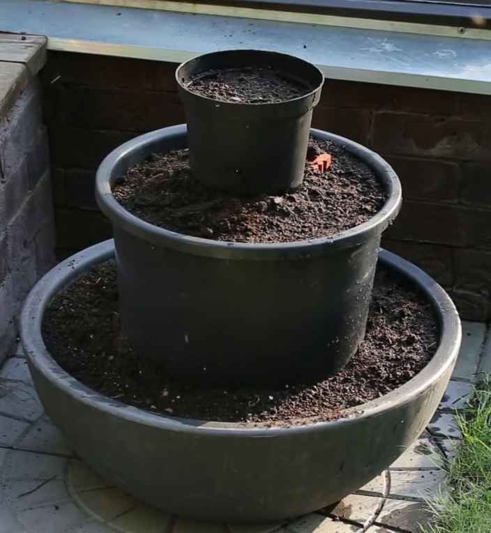 Многоуровневая грядка из ненужных ёмкостей
