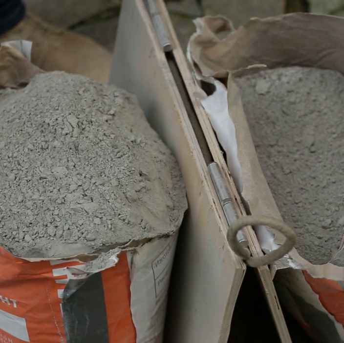 Как открыть мешок с цементом без пыли