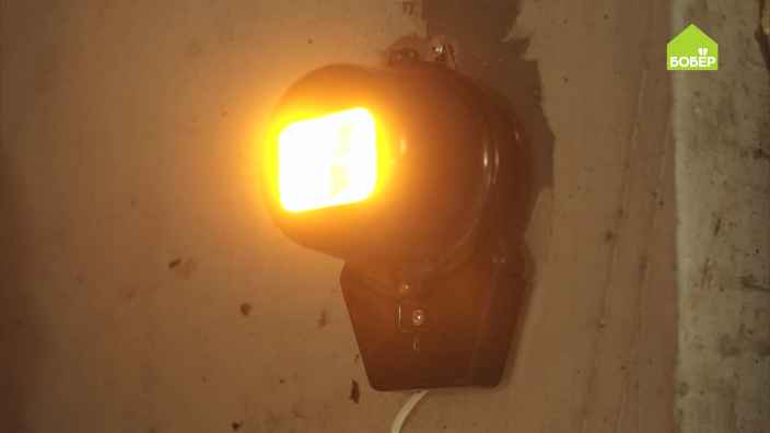 Настенный светильник из электросчётчика