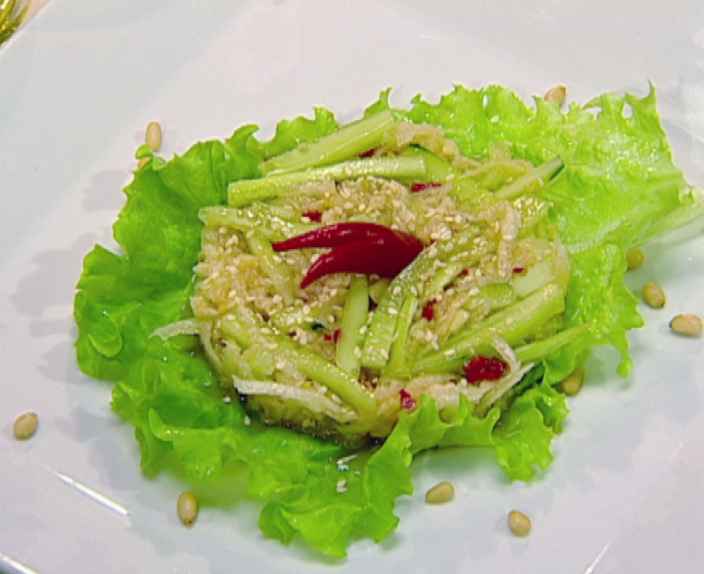 Салат с дайконом и огурцами