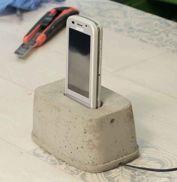 Док-станция для телефона из бетона