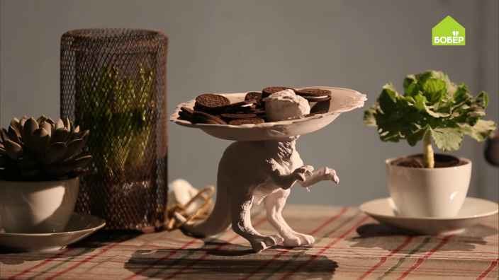 Подставка-тарелка для печенья из игрушечного динозавра
