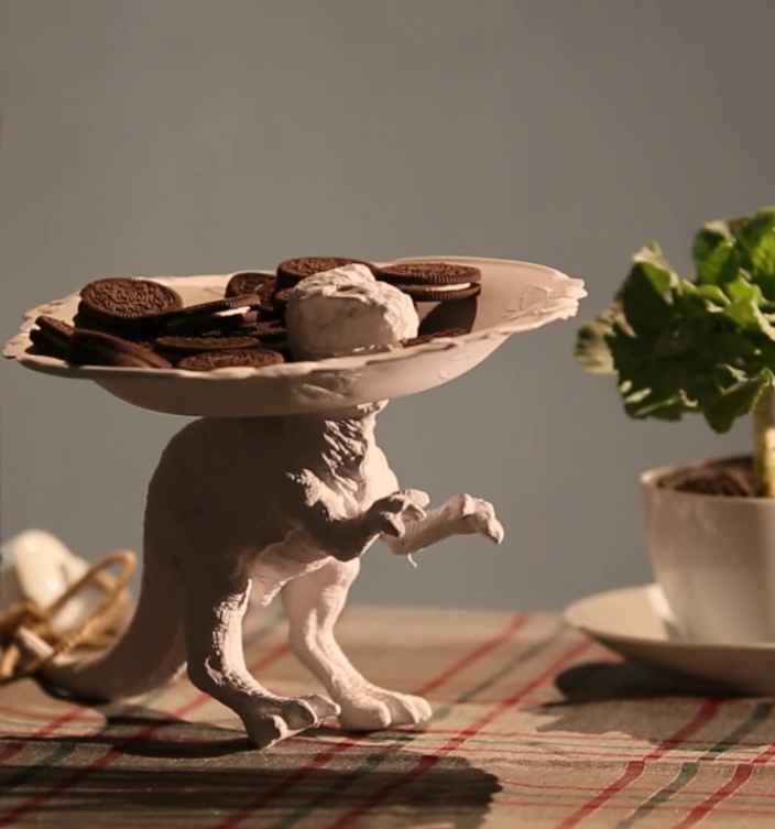 Подставка-тарелка для печенья из игрушечного динозавра
