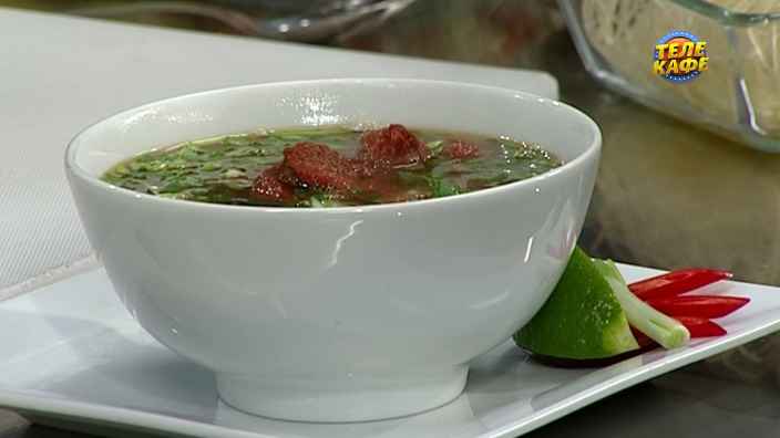 Фо Шот Ванг — суп с говядиной в душистых специях, рисовой лапшой и зеленью