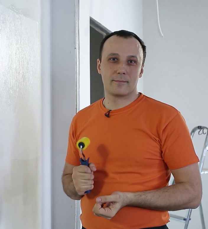 Как правильно работать валиком при наклеивании обоев