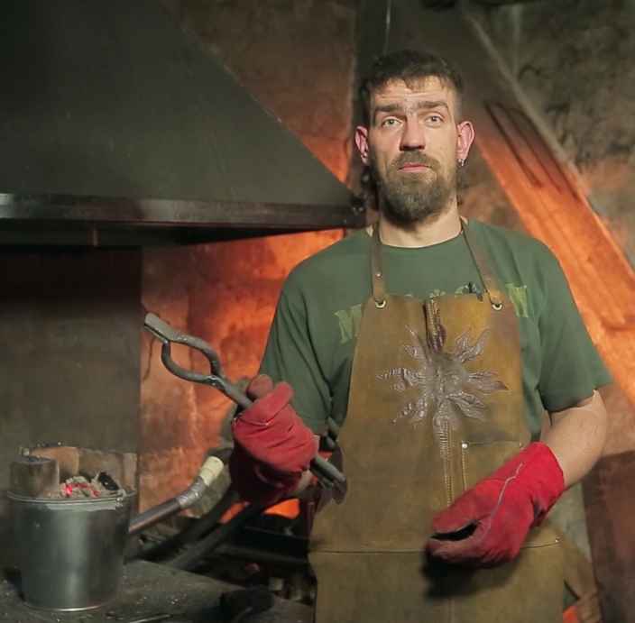 Изготавливаем клещи в кузнице