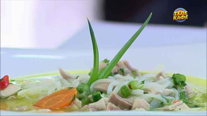 Суп по-азиатски с курицей и перцем чили
