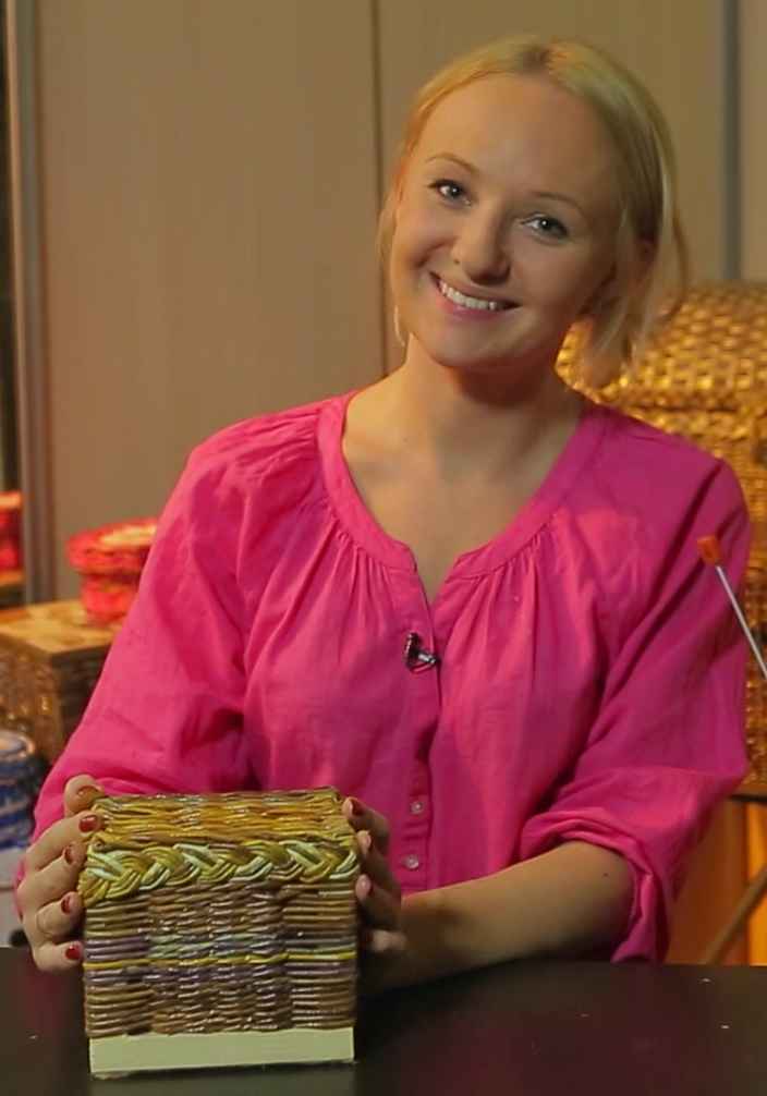 Плетёный сундучок из бумажных трубочек