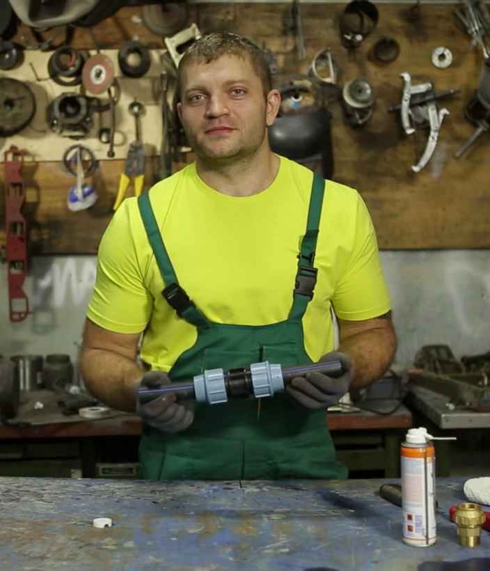 Как соединить между собой два отрезка трубы ПНД